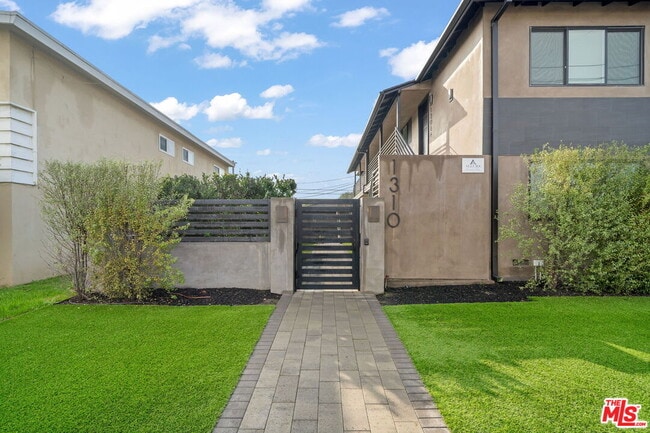 Building Photo - 1310 W Valencia Dr