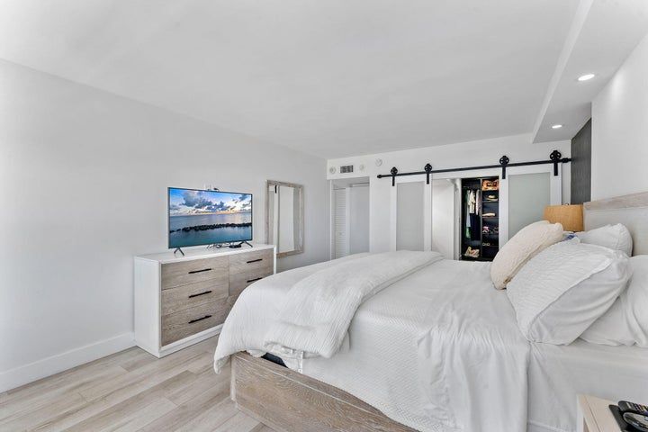 Building Photo - 3750 Galt Ocean Dr