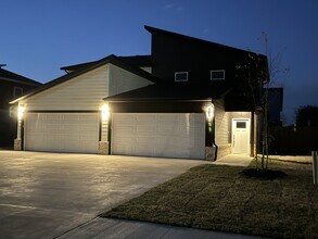 Building Photo - 1506 SW Poigai Wy