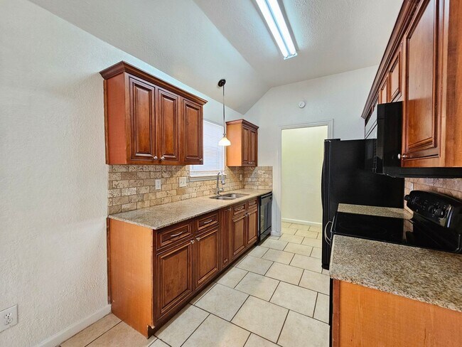 Building Photo - AVAILABLE NOW!