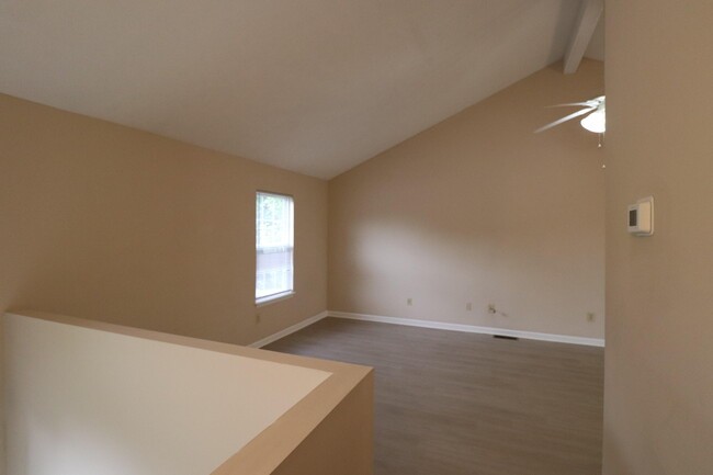 Building Photo - 406 Lakeview Dr