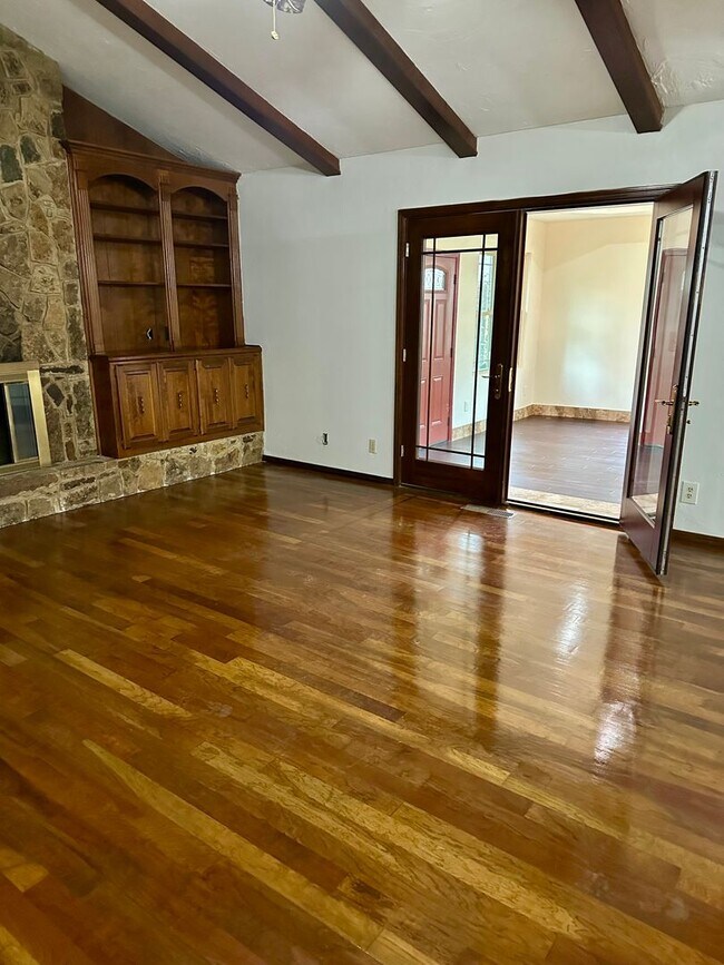 Building Photo - Immaculate major remodeled executive home ...