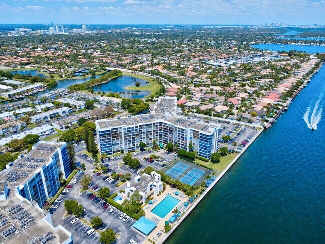 Building Photo - 1000 Parkview Dr