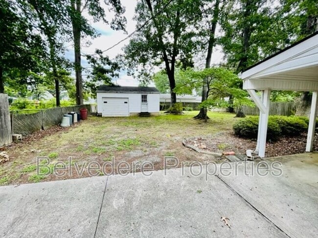 Building Photo - 2718 Robin Hood Dr