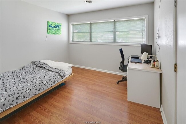 Building Photo - 305 W Brookside Dr