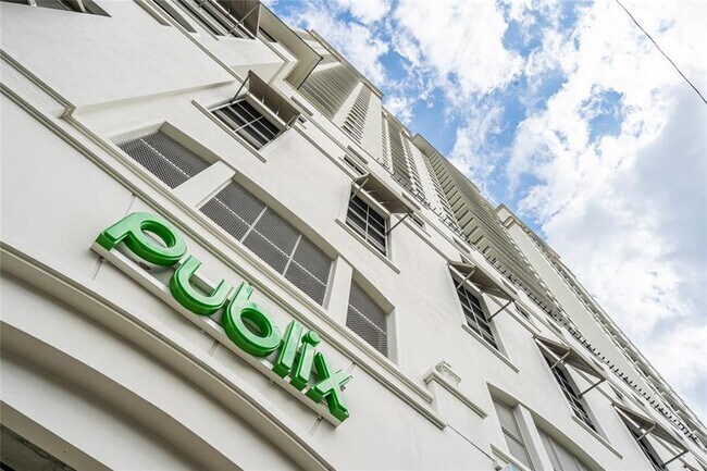 Building Photo - 999 SW 1st Ave