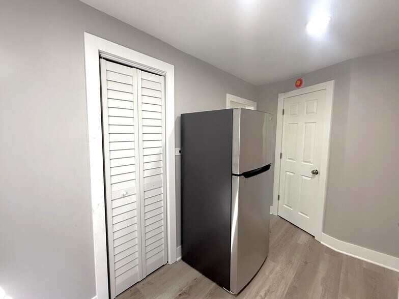 Building Photo - 3575 W Dickens Ave