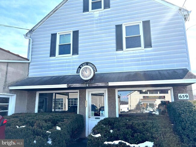 Building Photo - 659 N Main St