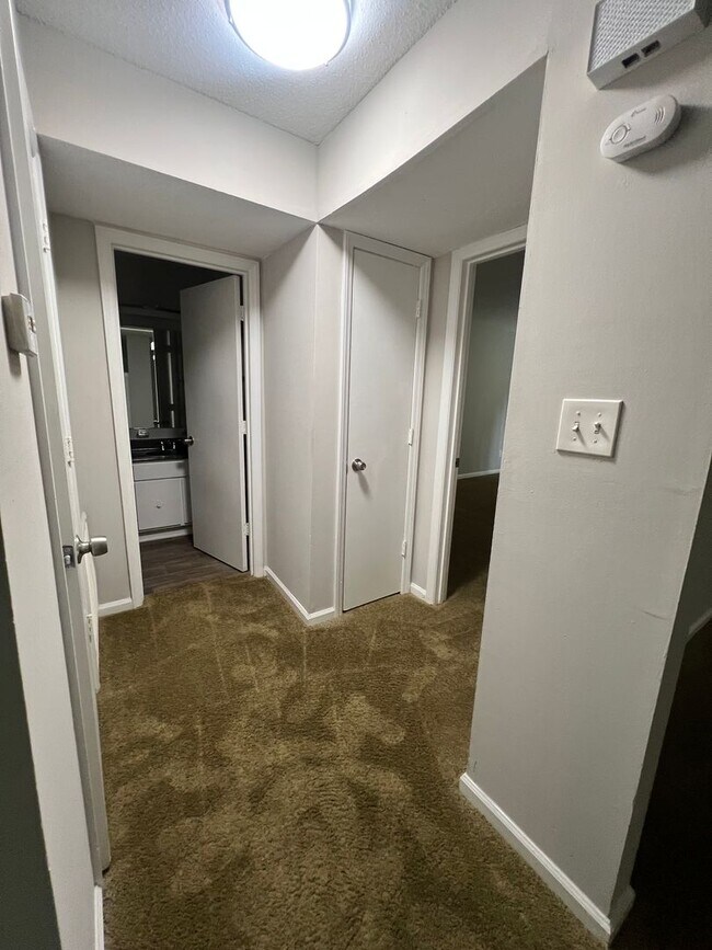 Building Photo - 1 Bedroom/ 1 Bathroom Condo for ONLY $950.00 * Move in Special*