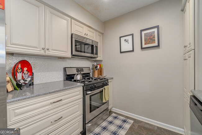 Building Photo - 302 Cedar Chase Cir NE