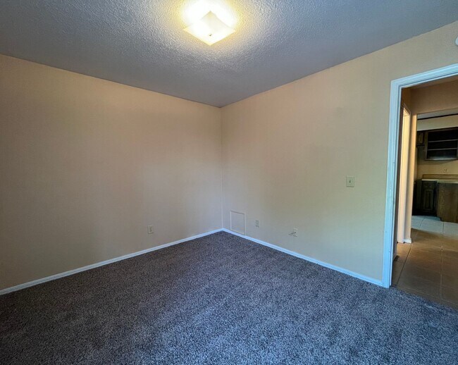 Building Photo - Broken Arrow duplex: 3 bedroom Duplex!