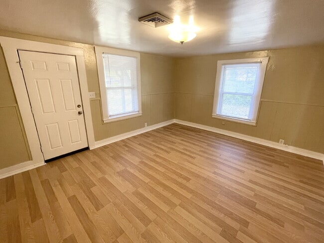 Building Photo - Southeast Indy 2BR House w/2-Car Garage!