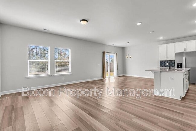 Building Photo - 247 Lucca Dr