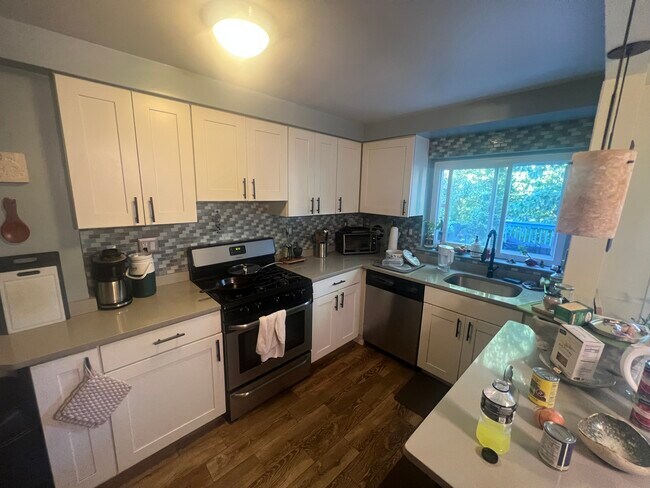 Kitchen - 5412 Hermit Ter