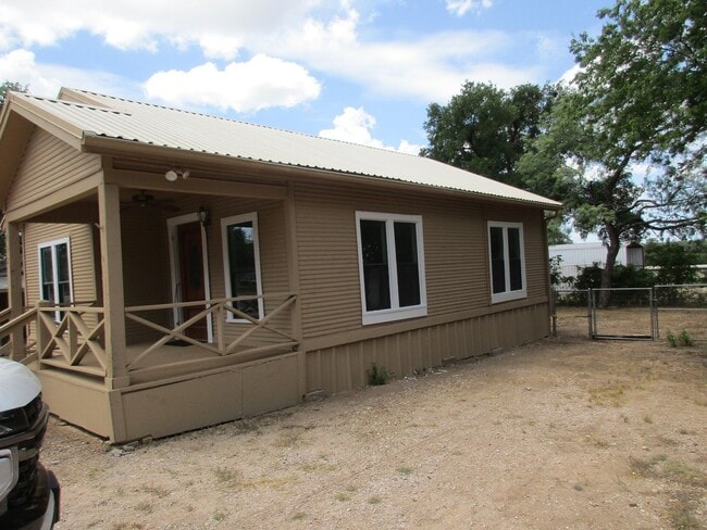 Building Photo - Charming Remodeled 2/1 Home