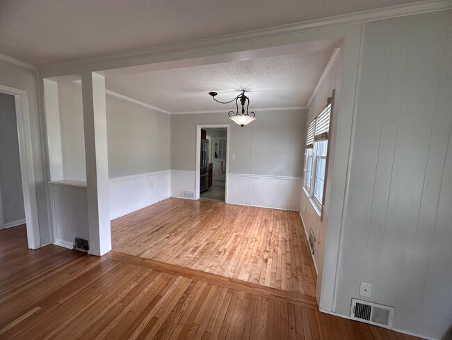 Building Photo - 2 Bedroom One Story Home on Over an Acre Lot