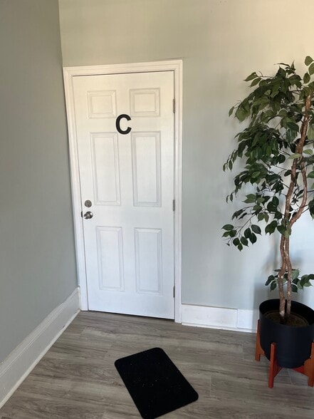 Building Photo - 608 Monroe St