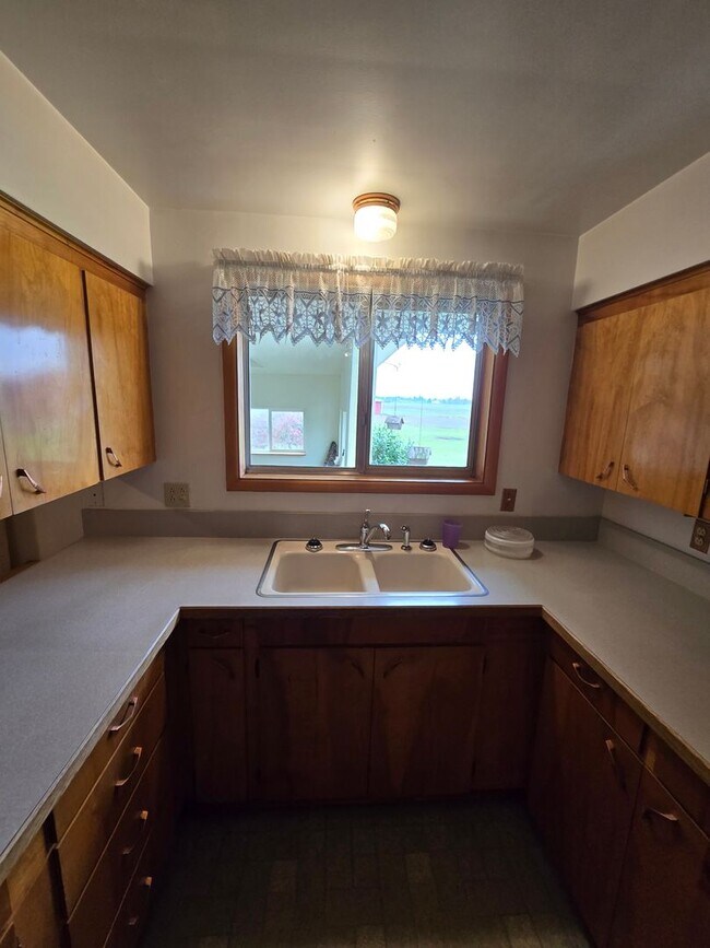 Building Photo - Pet Friendly 3 Bed / 2Bath Home with 2 Gar...