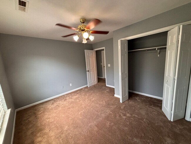 Building Photo - 5 Bedrooms- 3 Bathroom- House in West Rome!