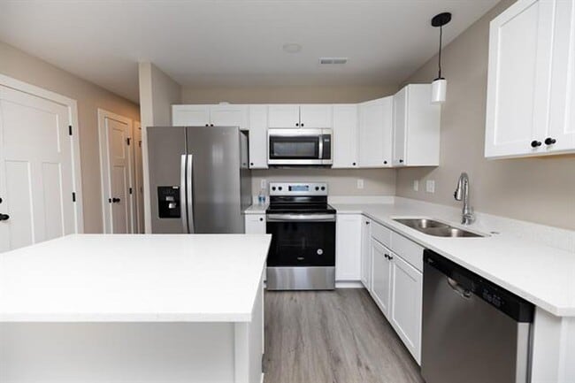 Building Photo - 542 W 50th Ct S
