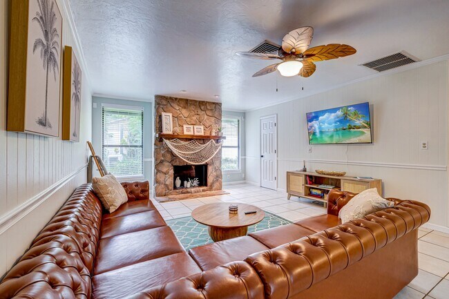 Building Photo - 2239 Wells Ave