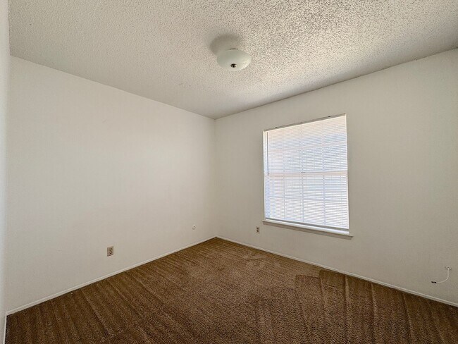 Building Photo - Northeast El Paso 3 Bed 2 Bath in Apollo Heights Neighborhood!