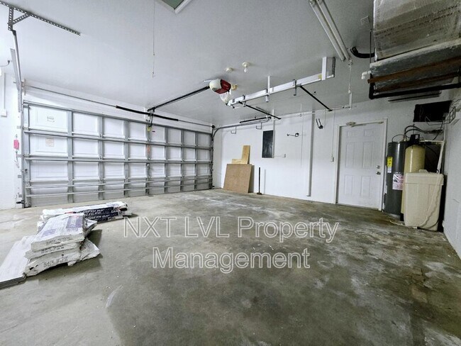 Building Photo - 1811 NE 2nd St