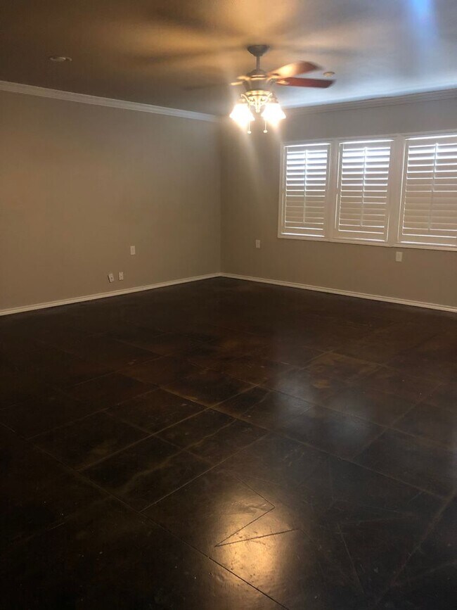 Building Photo - Beautiful updated home