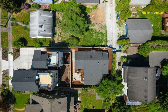 Building Photo - 6404 47th Ave SW