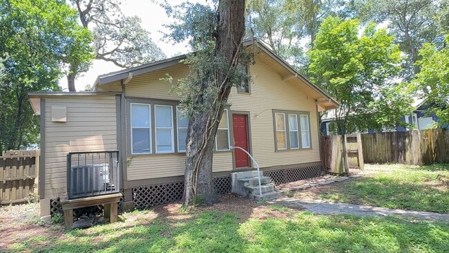 Building Photo - 3/1.5 Historic Bungalow Home in Tampa/Ybor...