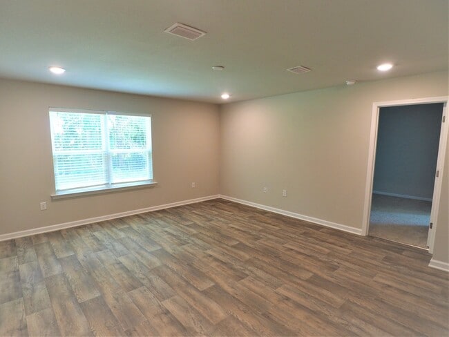 Building Photo - 4 Bedroom home with community pool!