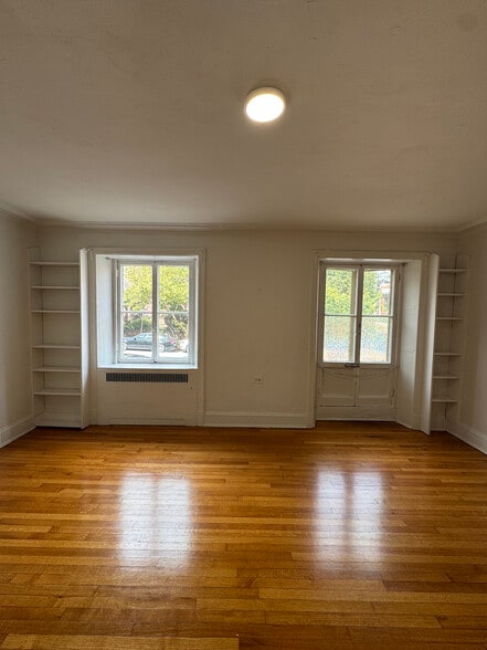 Apt 1A - 107 W Monument St