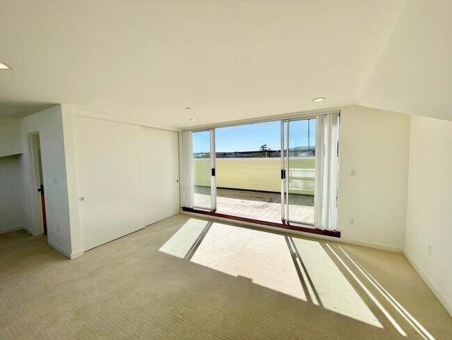 Building Photo - Sun Drenched Mission Loft! Top floor/Penthouse unit! 1BD/2BA! 1,202 SqFt! Parking! Laundry! Stora...