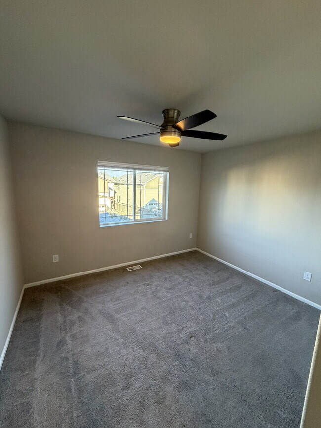 Building Photo - Newer Build 3 Bedroom 3 Bathroom- Single Family Home