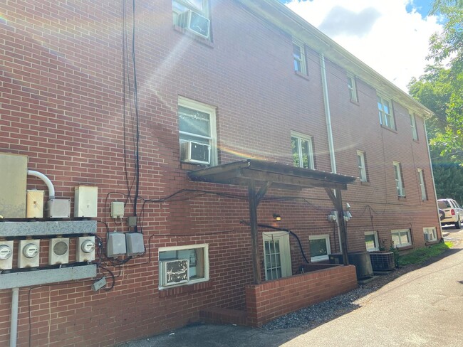 Building Photo - 1 Bedroom, 1 Bathroom Apartment in Reidsville!