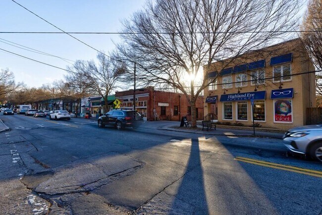 Building Photo - 1280 Stillwood Dr NE