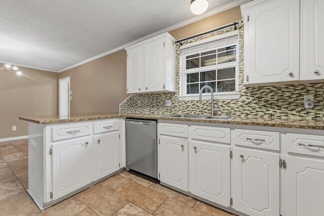 Building Photo - Nice 3 Bedroom 2 and a Half Bathroom House in Jacksonville, Arkansas