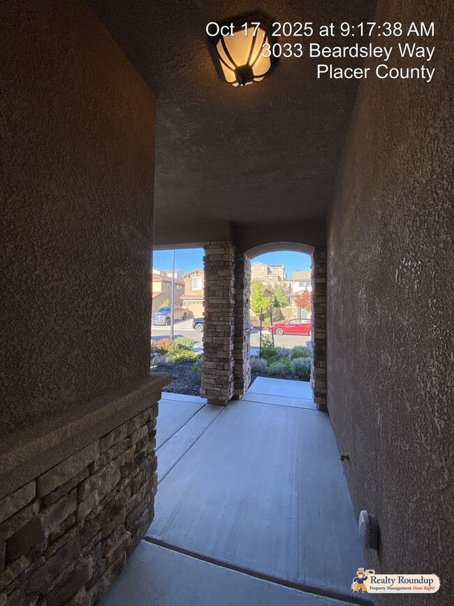 Building Photo - Pristinely Maintained Roseville Home with ...