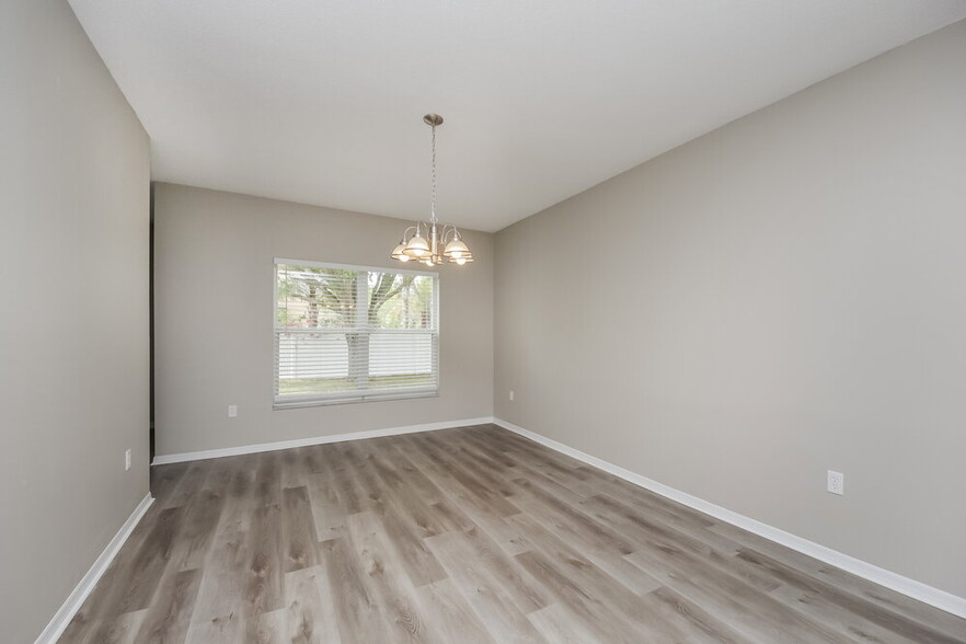Building Photo - 553 Brentford Ct