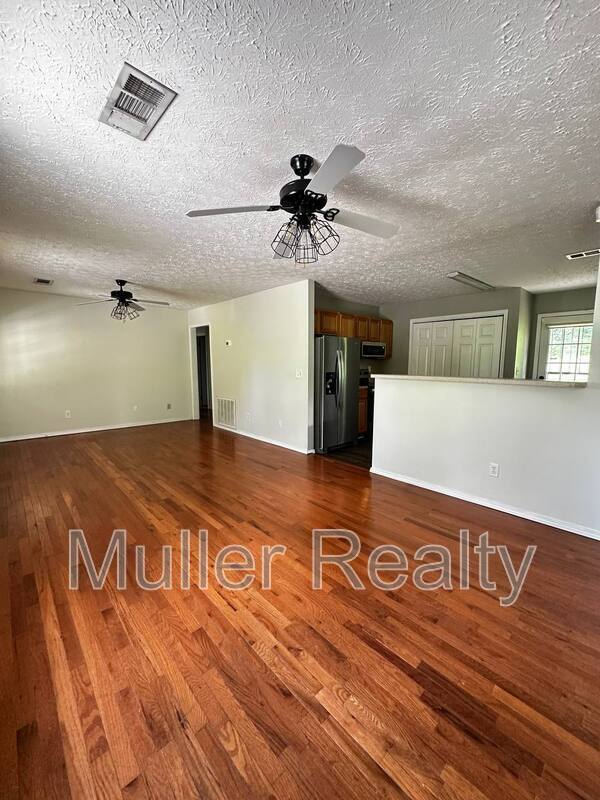 Building Photo - 621 Latham Ave