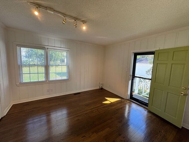 Building Photo - Medical District Location, Fenced Yard, an...