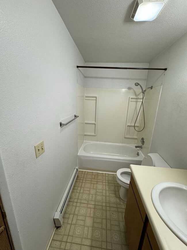 Building Photo - 1 BD, 1 BA Apartment Nestled Back on a Cul-de-Sac