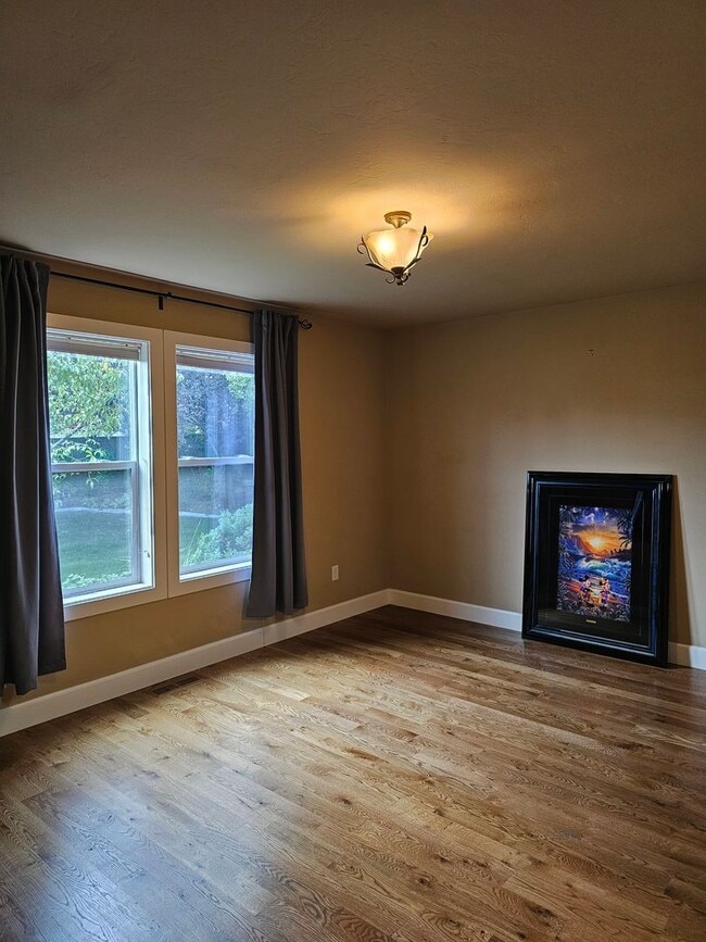 Building Photo - Townhouse located near Canyon Rim Parkway and tons of shopping