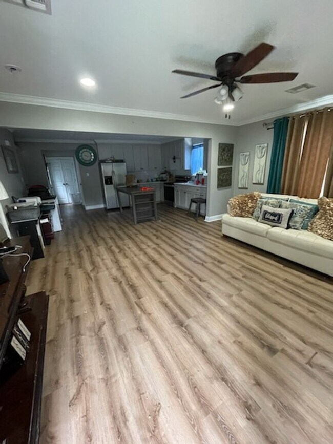 Building Photo - 3 bedrooms 2 baths - $1350 per month