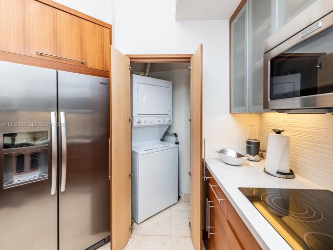 Building Photo - 888 Brickell Key Dr