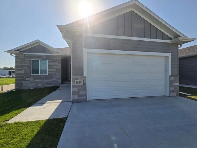 Building Photo - 8616 Highview Cir