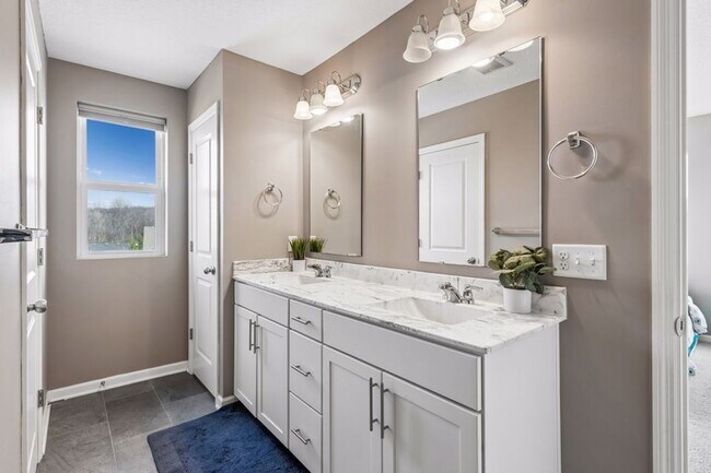 Building Photo - Spacious 3bed 3bath Townhome in Chaska!