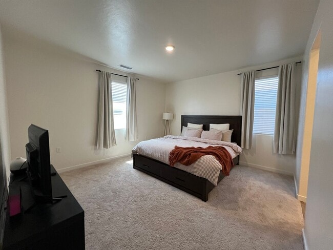 Building Photo - Three bedrooms and two bathrooms in Hanford, CA