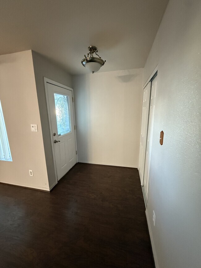 Building Photo - 422 Emery Dr