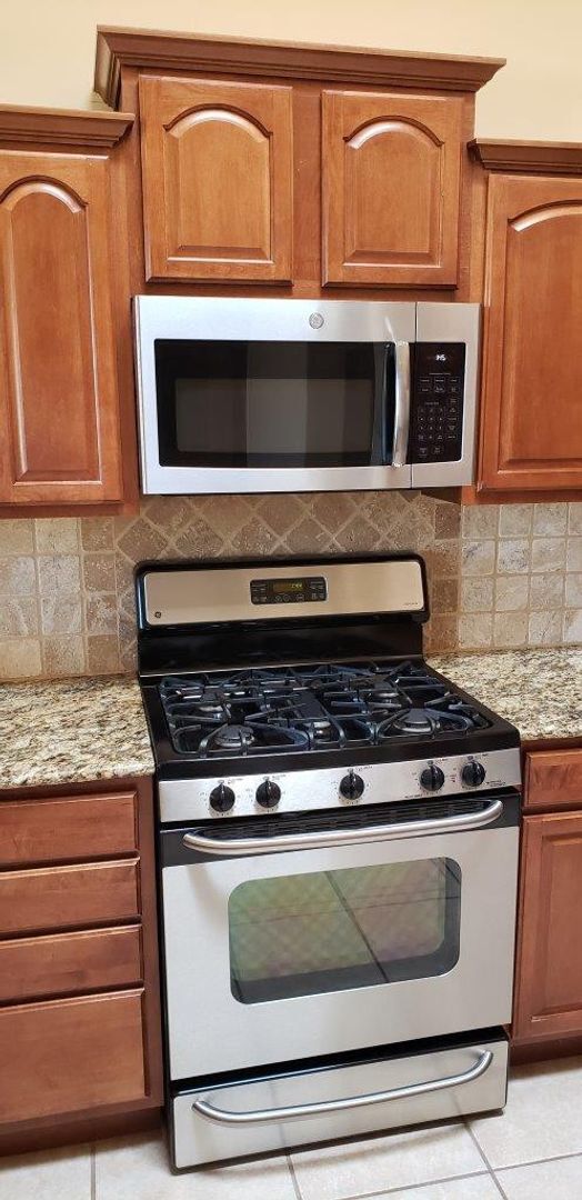 Building Photo - $500 off first months rent, Beautiful Home...